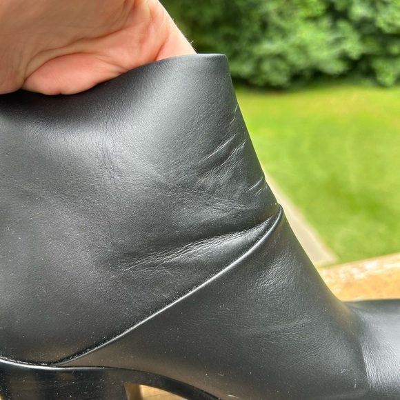 Nisolo Dari 2.0  black leather back zip ankle boot